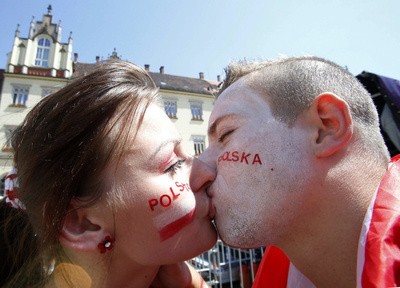 Hai CĐV nước chủ nhà Ba Lan trao nhau nụ nôn nồng nàn trên phố